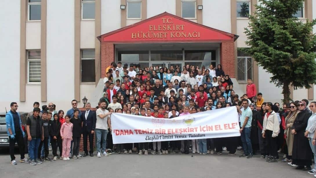 Dünya  Çevre  Günü etkinlikleri kapsamında  '' Daha Temiz Bir Eleşkirt İçin El Ele'' Sloganı ile Eleşkirt İlçemizde Çevre Temizliği Etkinliği yapıldı.